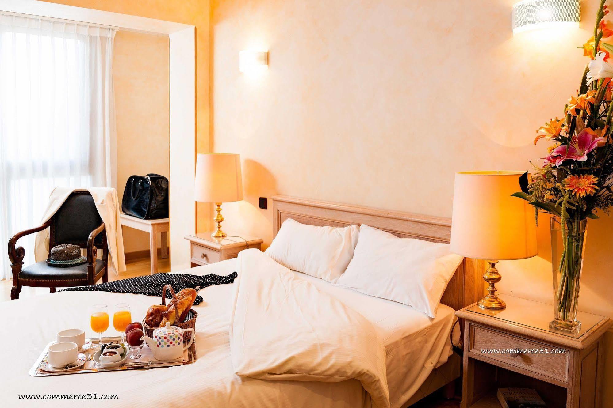 Hotel Du Commerce Spa Сен-Годан Екстер'єр фото